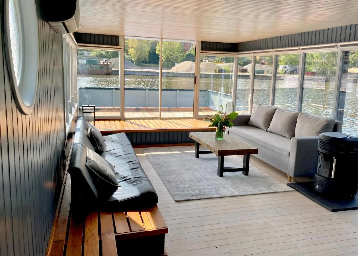 Houseboat - Best Place In プラハ 船上ホテル