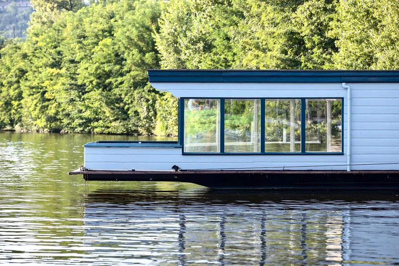 Houseboat - Best Place In プラハ 船上ホテル
